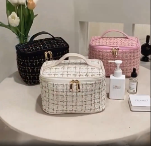 Chic Checkered Makeup Bag – Lightweight Zipper Pouch for Women’s Travel & Daily Use