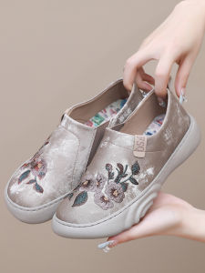Spring Autumn Embroidered Comfortable Womens Slip-On Shoes Beijing Style Soft Bottom Anti-Slip Fashionable Mom Shoes