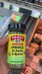 💙โปรโมชั่น จัดส่งฟรี💙 Bragg Organic Sprinkle 24 Herbs & Spices Seasoning 42g ออร์แกนิกสปริงเคิลซีซันนิ่งสมุนไพรและเครื่องเทศ 24 ชนิดขนาด42กรัม