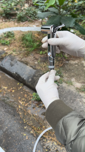 Bộ Vòi Xịt Vệ Sinh Siêu Chịu Áp TECHBATH T2202.02 Dây Chống Xoắn Xoay 360 Độ Dài 1m2 Cho Toilet