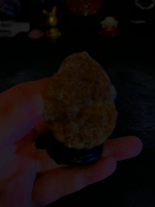 small shine citrine egg shape foc base stand 细沙满天星✨💯黄水晶蛋 🆓附送底座 蛋高raw height: 4.5cm 宽raw width: 3.3cm x 4cm 重weight: 83g 含底座高total height: 6cm