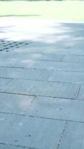 DYVEN Sandal Wanita Platform Slide Ujung Terbuka Wedges Abu Putih Motif Kekinian