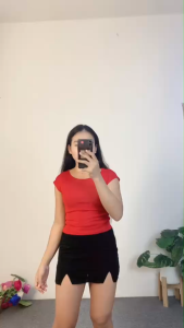 ชุดเซ็ตสาวมั่นใจ เสื้อยืดคอ U + กระโปรงเปิดข้าง เพิ่มเสน่ห์