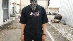 Ninerisk Baju Oversize Pria Font Metal Streetwear Kaos Hitam Simpel Katun 24s Tebal