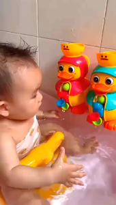 Đồ chơi vịt vàng cối xay nước dễ thương cho bé khi tắm mới nhất 2025