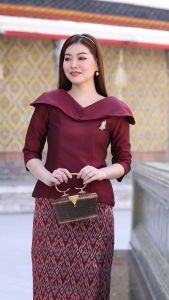 เสื้อผ้าไหมไทย แพรทิพย์ ชุดผ้าไหม ชุดออกงาน ชุดไปงาน ชูดทำบูญ ทรงคอปาด (แดงเลือดนก)