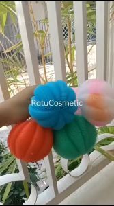 ❤ RatuCosmetic12❤Shower Puff Bath Sponge Labu Spons Mandi Fruit LABU Pelangi Soft\\n\\n Apa Itu Spons Mandi Labu Pelangi?\\nSpons mandi labu pelangi adalah produk shower puff bath sponge yang dirancang untuk memberikan pengalaman mandi yang menyenangkan dan efektif. Dengan bentuk unik berbentuk labu dan warna-warna pelangi yang menarik, spons mandi labu pelangi menjadi pilihan ideal untuk membersihkan tubuh dengan lembut.\\n\\n Keunikan Spons Mandi Labu\\nSpons mandi labu pelangi memiliki beberapa keunikan yang menjadikannya pilihan yang menarik:\\n\\n- Bentuk unik berbentuk labu yang menarik perhatian dan membuat pengalaman mandi lebih menyenangkan.\\n- Warna-warna pelangi yang cerah dan menarik, membuatnya menjadi produk yang menarik untuk dipajang di kamar mandi.\\n- Material lembut dan berkualitas tinggi yang aman digunakan untuk membersihkan tubuh.\\n\\n Manfaat Menggunakan Spons Mandi Labu\\nMenggunakan spons mandi labu pelangi memiliki beberapa manfaat:\\n\\n- Membersihkan tubuh dengan lembut dan efektif, tanpa merusak kulit.\\n- Membantu mengangkat sel kulit mati dan kotoran yang melekat pada tubuh.\\n- Membuat pengalaman mandi menjadi lebih menyenangkan dan relaksasi.\\n\\n Cara Menggunakan Spons Mandi Labu Pelangi\\nBerikut adalah langkah-langkah untuk menggunakan spons mandi labu pelangi:\\n\\n Cara Membersihkan Tubuh Dengan Spons Mandi Labu\\n1. Basahi spons mandi labu pelangi dengan air hangat.\\n2. Oleskan sabun mandi favorit Anda pada spons mandi labu pelangi.\\n3. Gosokkan spons mandi labu pelangi pada tubuh Anda secara perlahan dan merata.\\n4. Bilas tubuh Anda dengan air bersih.\\n\\n Tips Merawat Spons Mandi Labu\\nBerikut adalah beberapa tips merawat spons mandi labu pelangi:\\n\\n- Setelah digunakan, cuci spons mandi labu pelangi dengan air bersih dan sabun.\\n- Jemur spons mandi labu pelangi di tempat yang kering dan teduh.\\n- Ganti spons mandi labu pelangi setiap 3-6 bulan untuk menjaga kebersihan dan kesehatan kulit.\\n\\n Mengapa Memilih Spons Mandi Labu Pelangi?\\nBerikut adalah alasan mengapa Anda harus memilih spons mandi labu pelangi:\\n\\n Keunggulan Spons Mandi Labu Pelangi\\nSpons mandi labu pelangi memiliki beberapa keunggulan yang menjadikannya pilihan yang ideal:\\n\\n- Bentuk unik berbentuk labu yang menarik perhatian dan membuat pengalaman mandi lebih menyenangkan.\\n- Warna-warna pelangi yang cerah dan menarik, membuatnya menjadi produk yang menarik untuk dipajang di kamar mandi.\\n- Material lembut dan berkualitas tinggi yang aman digunakan untuk membersihkan tubuh.\\n\\n Perbandingan Dengan Jenis Spons Mandi Lainnya\\nBerikut adalah perbandingan spons mandi labu pelangi dengan jenis spons mandi lainnya:\\n\\n| Jenis Spons Mandi | Keunggulan |\\n| --- | --- |\\n| Spons Mandi Labu Pelangi | Bentuk unik berbentuk labu, warna-warna pelangi yang menarik, material lembut dan berkualitas tinggi |\\n| Spons Mandi Biasa | Bentuk biasa, warna monoton, material biasa |\\n| Spons Mandi Berbentuk Buah | Bentuk unik berbentuk buah, warna-warna cerah, material lembut |\\n| Spons Mandi Berbentuk Hewan | Bentuk unik berbentuk hewan, warna-warna cerah, material lembut |\\n\\nDengan memilih spons mandi labu pelangi, Anda akan mendapatkan pengalaman mandi yang menyenangkan dan efektif, tanpa merusak kulit. Selamat mencoba!\"