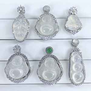 จี้ห้อยพระหยกชนิดน้ำแข็งธรรมชาติสำหรับผู้หญิงสีมรกตฝังพลอยสีเงินสร้อยคออาเกตใสน้ำแข็งเครื่องประดับแบบห้อย