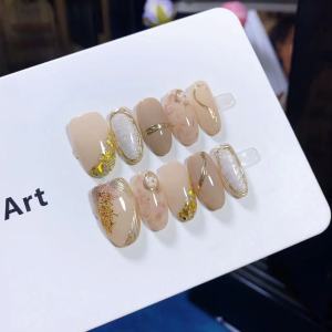 เล็บสวมใส่สไตล์ญี่ปุ่นหรูหรา ลายหอยทอง ความรู้สึกอ่อนโยน เล็บสวมใส่สีเทาอ่อน สไตล์การแต่งหน้าแบบอเนกประสงค์