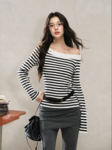 YIKEXIAOYEMEI | Áo Knit Sọc Đen Trắng Dạng Xụp Vai
