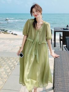 ชุดเดรสยาวผ้าชีฟองสีเขียวสไตล์ฝรั่งเศส แขนสั้น ทรงหลวม คอวี กระโปรงทรงเอ ชุดทำงานฤดูร้อน 2024 สำหรับผู้หญิง