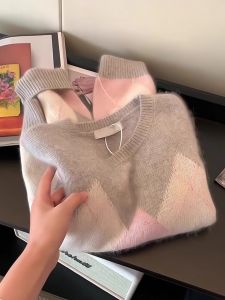 เสื้อสเวตเตอร์ถักคอปกกลมแขนยาวทรงหลวมสำหรับผู้ชาย ฤดูใบไม้ร่วง/ฤดูหนาว สีชมพู ลายเพชร ขนแกะ แฟชั่นคู่รัก ทรงหลวม ลำลอง