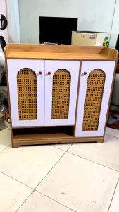 Tủ giày gỗ 3 cánh 1 ngăn cửa phối mây 90x90x30cm. Tủ gỗ 3 cánh hiện đại để giày dép đồ dùng gia đình trang trí nối thất Decor phòng đa năng. Gỗ MDF phủ Metamin cao cấp. Lắp ráp đơn giản