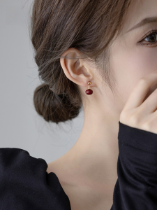 Red Pearl Earrings Womens Elegant Pure Silver Ear Jewelry Fashionable  out Design Alloy Plated Silver  Winter Stock