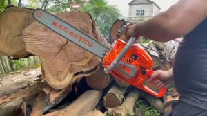Máy cưa xích chạy xăng Kamastsu nhật bản KM7300s LOGO đúc nổi  dùng cho thợ chuyên nghiệp cắt cây khai thác xẻ gỗ thợ làm vườn