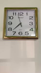 Đồng hồ treo tường F72 mặt vuông 30cm viền mạ vàng Gold 24 sang trọng cao cấp trang trí decor phòng khách phòng ngủ với mặt số to