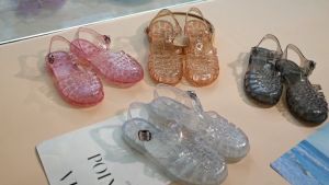 รองเท้าแตะหนังแก้ว รองเท้ายางสีใสมีกากเพชร รัดส้น ยางนิ่มใส่สบายไม่กัดเท้า ขนาด 155