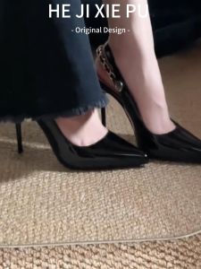 รองเท้าส้นสูงหัวแหลมแบบหัวเข็มขัดโลหะแบบสวมสำหรับผู้หญิง รองเท้าแตะแบบสวมสองทางที่เซ็กซี่และทันสมัย