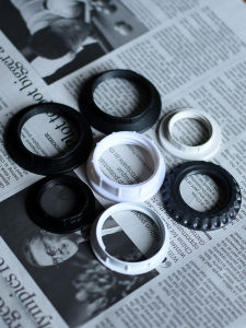 ที่ติดหลอดไฟแบบ E27 ที่มีขอบใหญ่พร้อมฝาครอบแบบมีรูกลมสีขาวพร้อมขอบฟันสำหรับติดตั้งไฟติดโต๊ะ