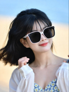 HELEN KELLER | Anti-UV Polarized White Sunglasses