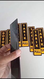 Sign Akrilik Tarik Dorong Pintu