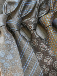 Handcrafted สีน้ําตาลลายดอกไม้ผู้ชาย Tie อังกฤษ ทางการ งานแต่งงาน 8 ซม.k-สไตล์ โพลีเอสเตอร์ เส้นด้าย-ย้อม Arrow Tie