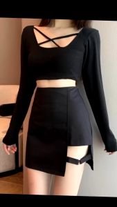 Catalog Fashion กระโปรงทรงเอสั้นสีดํา ผ่าข้างแต่งห่วง มีซิปข้าง