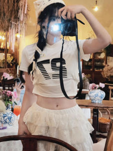 เสื้อยืดคอวีแขนสั้นทรงเข้ารูปสไตล์อเมริกันย้อนยุคสำหรับผู้หญิงในช่วงฤดูร้อน เสื้อเชิ้ตทรงเข้ารูปสั้นดีไซน์ทันสมัย ​​เสื้อเชิ้ตแขนสั้น