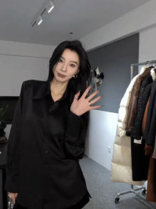 เสื้อเชิ้ตผู้หญิงสีดำ ทรงหลวม ผ้าซาตินอะซิเตท แขนยาว คอโปโล เสื้อผ้าทำงาน ทรงหลวม แขนยาว ปกติ แขนยาว ปกติ