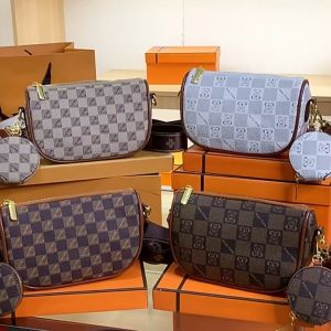 Sling Bag Wanita - Tas Wanita TP 179 - Free Coin Wallet  - Tas Selempang Wanita Trendy - Model Terbaru dan Trendy