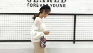 MOUSSON  กระเป๋าผู้หญิงกระเป๋าสตางค์ผู้หญิงกระเป๋าใส่มือถือกระเป๋าสตางค์ใบยาวขนาดใหญ่สามชั้นกระเป๋าข้อมือกระเป๋าใส่เหรียญผ้าใส่ได้6นิ้ว