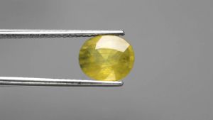 2.40 ct พลอยแท้ พลอยบุษราคัม เผาเก่า สีเหลือง ทรงไข่ บางกะจะ