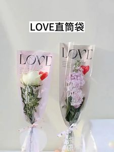 ถุงใส่ช่อดอกไม้ พลาสติกใส ( 1 ชิ้น ) สำหรับไว้ห่อช่อดอกไม้วันวาเลนไทน์ รับปริญญา สีพื้นลาย Love