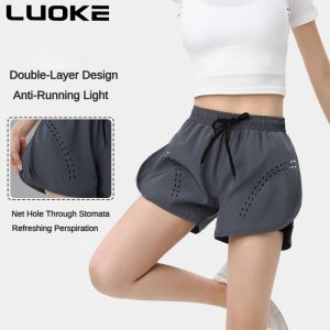 Luoke กางเกงโยคะกางเกงกีฬาขาสั้นสะท้อนแสงเจาะเลเซอร์สำหรับผู้หญิงกางเกงใส่เล่นฟิตเนสวิ่งลำลองกลางแจ้งกางเกงขาสั้นสองชั้นพร้อมกระเป๋าแห้งเร็วสำหรับใส่ออกกำลังกาย