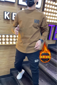 เสื้อสเวตเตอร์ผ่าแสกหางนกแบรนด์ฮิตในเน็ทสำหรับผู้ชายแบบใหม่ฤดูใบไม้ร่วงและฤดูหนาวแขนยาวพิมพ์ลายตัวอักษรบุขนกำมะหยี่แบบลำลองแฟชั่นแมทช์ลุคง่าย