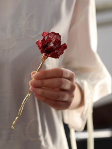 เครื่องประดับผมแบบจีนโบราณสำหรับผู้หญิง 2023 ใหม่ ไฮเอนด์ ฤดูใบไม้ร่วงและฤดูหนาว กระโปรงทรงม้าดอกไม้สีแดง หมวกแต่งผมสำหรับงานแต่งงาน