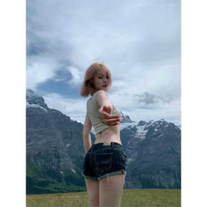 กางเกงขาสั้นสไตล์วินเทจสีน้ําเงินเข้มสําหรับผู้หญิงที่มีเอวต่ําและปุ่มด้านหน้าผ้าเดนิมสําหรับฤดูใบไม้ผลิในและฤดูร้อน