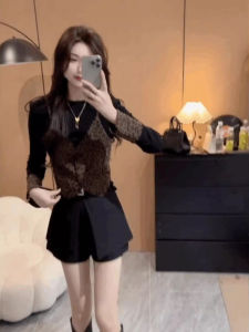 เสื้อยืดแขนยาวทรงสลิมฟิตลายเสือดาวสไตล์แฟชั่นสำหรับผู้หญิง คอลเลกชั่นฤดูใบไม้ร่วงปี 2025 สไตล์ฝรั่งเศส เสื้อเชิ้ตพื้นฐาน