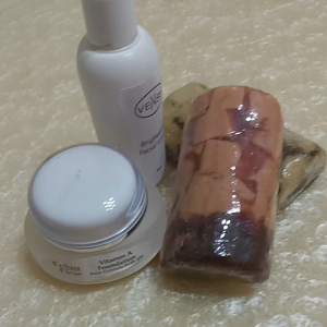 Trial Set for Pimple and Acne Facial Skin . Dries up in 3 Days . Alpha Hydroxy Acid and Its Glycolic Acid That Helps to Dry in 3 Days of Application . Try Now and Treat Your Acne in Just 3 Days