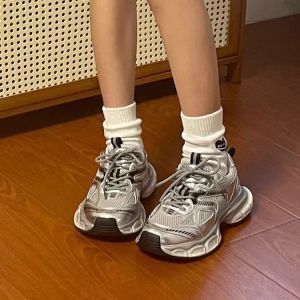 รองเท้าผ้าใบทรงหัวมนแบบสวมสำหรับผู้หญิง สไตล์ฮ่องกงย้อนยุค สีเงิน ดูเล็ก ดูเป็นพ่อ รองเท้าสปอร์ตแบบลำลอง รองเท้าผ้าใบแฟชั่นสำหรับผู้หญิง