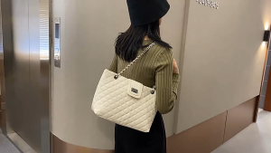 Tas Totebag Wanita Elegan Kekinian dengan Desain Quilted - Warna Abu Tua/Cinnamon