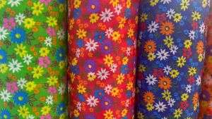 ผ้าม่าน ผ้าโพลี ลายดอก ลายดอกไม้ ราคาประมาณ 45 นิ้ว หน้ากว้าง 45 นิ้ว เป็นเมตร