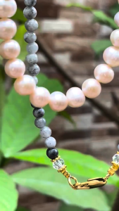 KJ1282 สร้อยคอลูกปัดหยก Jadeite Type A สีหมึกจีน ประดับมุกธรรมชาติ