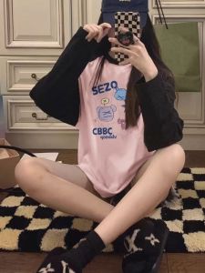 เสื้อยืดแขนยาวผ้าฝ้ายแท้สำหรับผู้หญิง เสื้อแขนยาวบาง สไตล์อเมริกัน สำหรับนักเรียนมัธยมต้น เสื้อแขนยาวแบบสวมไหล่ สีบล็อก เสื้อผ้าทำงานสไตล์เกาหลี