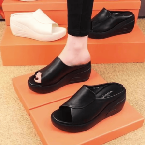 รองเท้าแตะหนังแท้ส้นลิ่มหนาสำหรับผู้หญิง รองเท้าแตะแบบสวมหัวกันลื่นสำหรับกลางแจ้งในช่วงฤดูร้อน พื้นรองเท้าแบบหนา พื้นรองเท้า EVA ส่วนบนเป็นหนังวัวสองชั้น