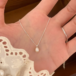 Elegant French Baroque Single Pearl Pendant Necklace Womens Unique Design High-End Clavicle Chain Fashion Jewelry Accessory