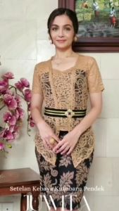 Setelan Kebaya Brokat Juwita dan Bawahan Kamen Katun Pendek Free Selendang