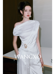 WANGXO | Áo ôm sát cổ trễ vai chất liệu dày dặn