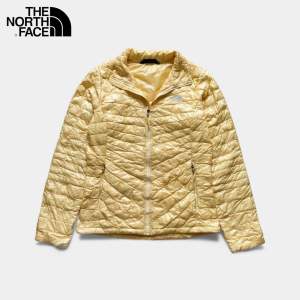 เสื้อแจ็คเก็ตนวมมือสอง The North Face สีเหลือง อก 38 ยาว 25 ไซส์ S กันหนาว : ตำหนิ รอยเย็บเก็บงาน 1 จุด