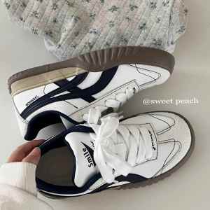 Womens Board Shoes Spring Autumn 2025 New Versatile Retro De Xin Little White Shoes Cross Buckle PU Upgraded Flat Rubber Sole